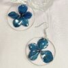 Pendientes de pétalo de hortensia azul – joyería floral artesanal | Floristería Rocío Barea.