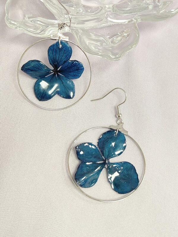 Pendientes de pétalo de hortensia azul – joyería floral artesanal | Floristería Rocío Barea.