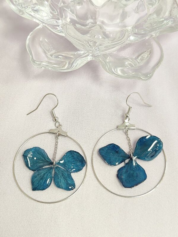 Pendientes de pétalo de hortensia azul – joyería floral artesanal | Floristería Rocío Barea