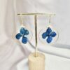 Pendientes de pétalo de hortensia azul – joyería floral artesanal | Floristería Rocío Barea