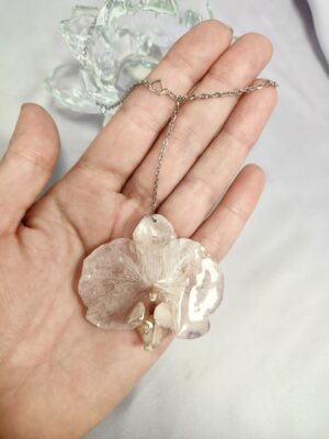 Collar con orquídea natural preservada – joya artesanal floral Collar con orquídea natural preservada – joya artesanal floral