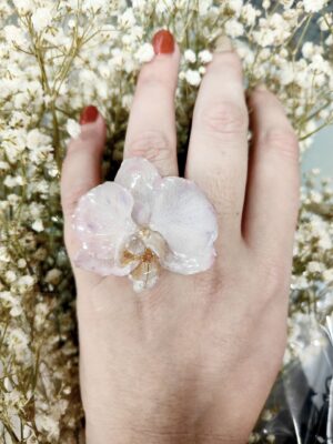 Anillo con orquídea natural preservada – joya artesanal floral Anillo con orquídea natural preservada – joya artesanal floral