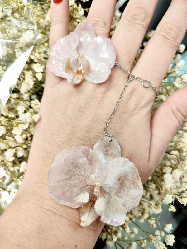 Collar con orquídea natural preservada – joya artesanal floral.