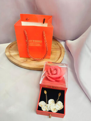 Pack de flores y joya para San Valentin Cajita joyero con Rosa y Pendientes Hortensia