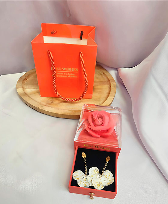 Pack de flores y joya para San Valentin Cajita joyero con Rosa y Pendientes Hortensia