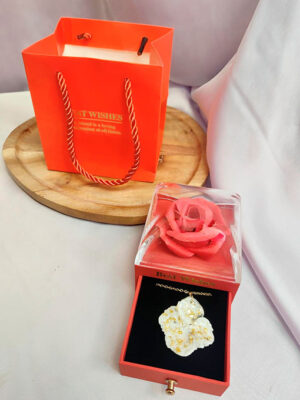 Regalar flores y una joya por San Valentín Cajita joyero con Rosa y Collar con Petalo de Hortensia